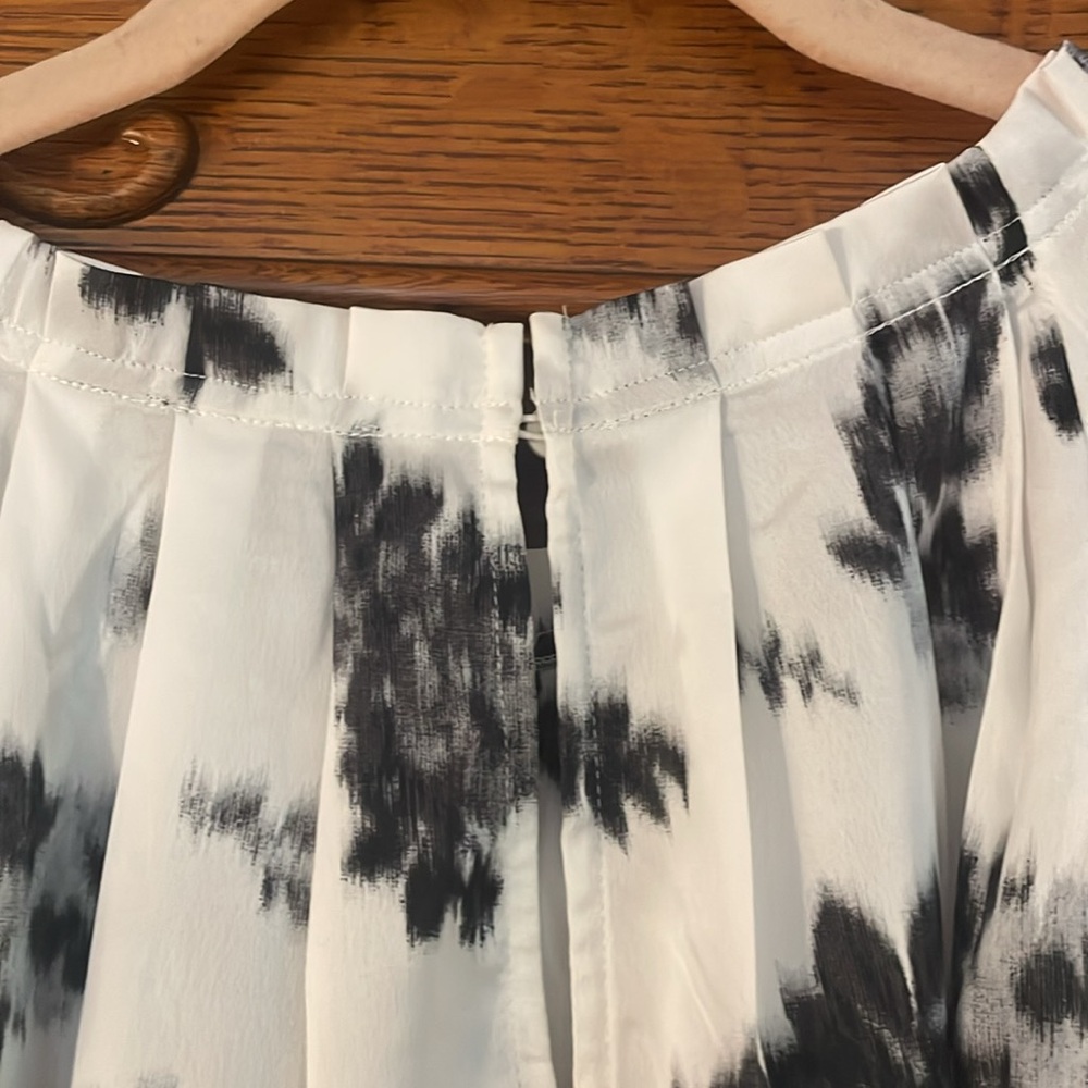 Ann Taylor Black and White Floral Blouse size M - Picture 6 of 6